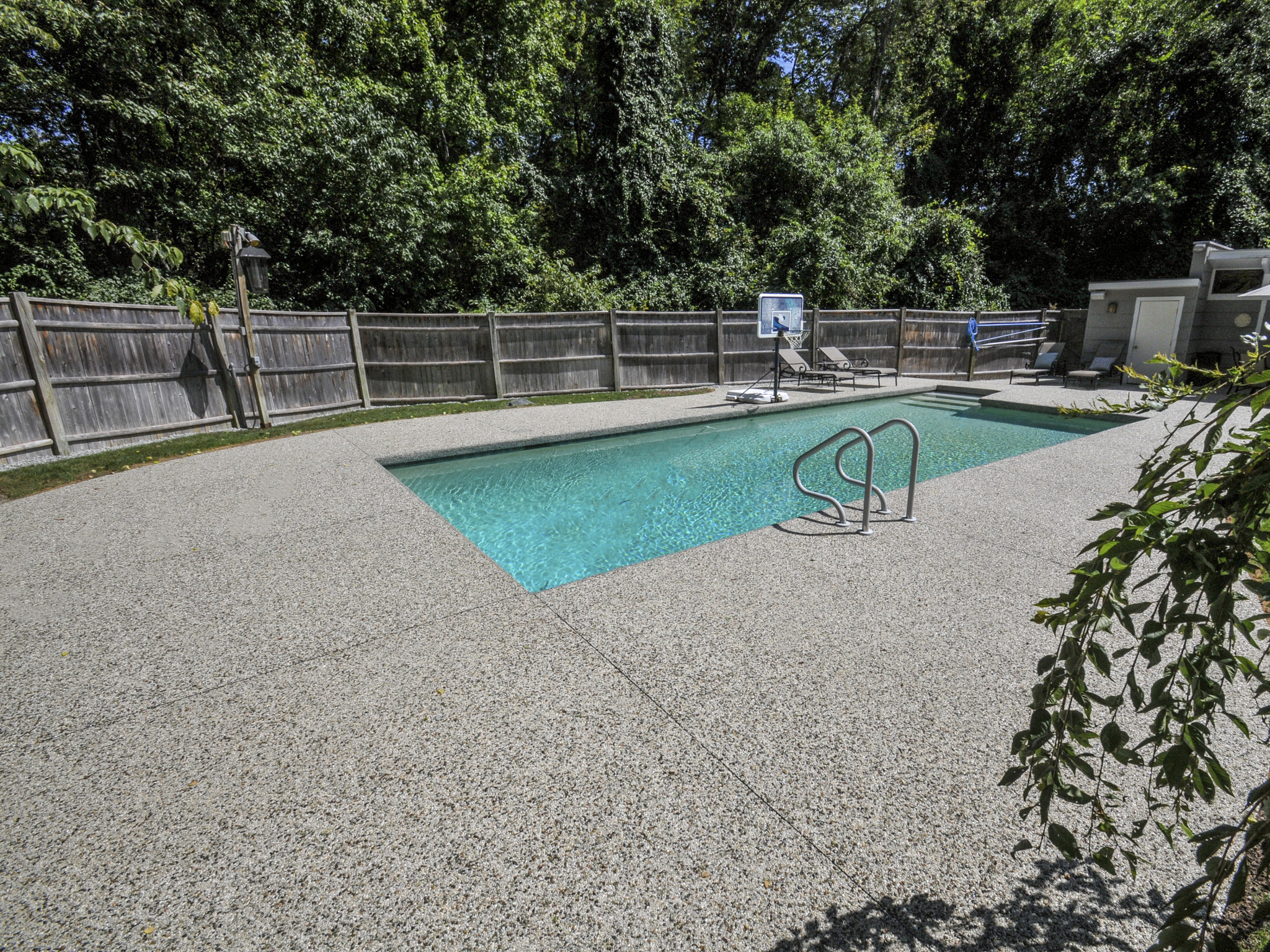 Monochromatic epoxy pool deck