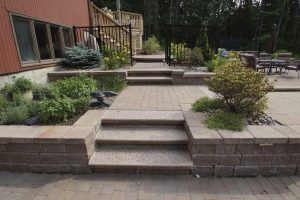 Retaining wall with pavers