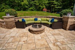 Outdoor living fire pit with seating